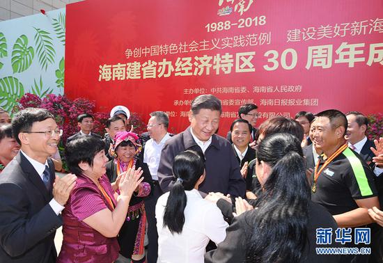 2018年4月13日，习近平在位于海口市的海南省博物馆门前广场上同海南省部分劳动模范和行业代表亲切握手。图片来源：新华社